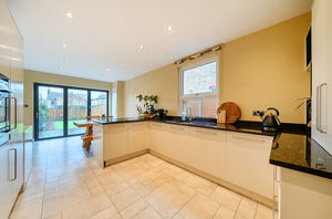 Kitchen diner angle 1- click for photo gallery